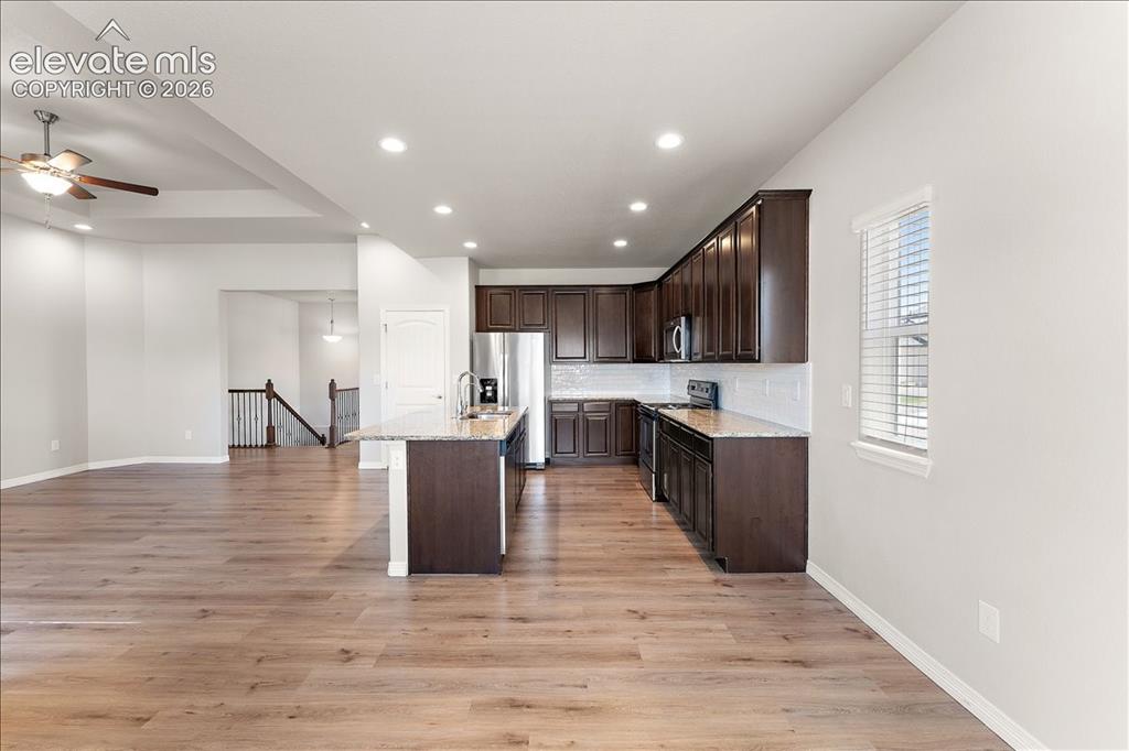 Image 36 of 48: More kitchen - eat in area