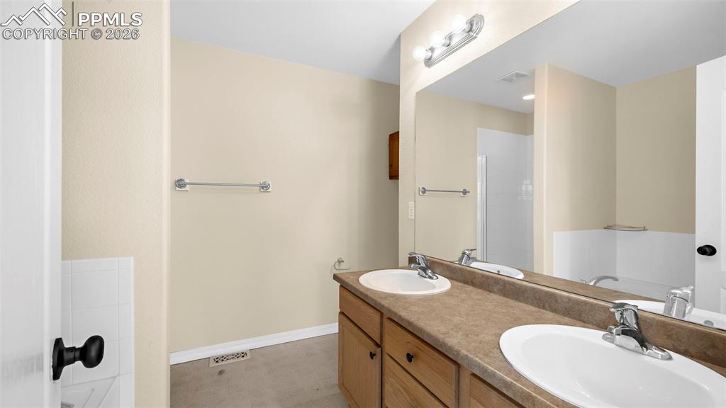 Image 25 of 38: Bathroom