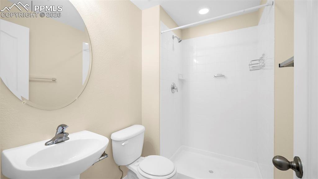 Image 31 of 38: Bathroom