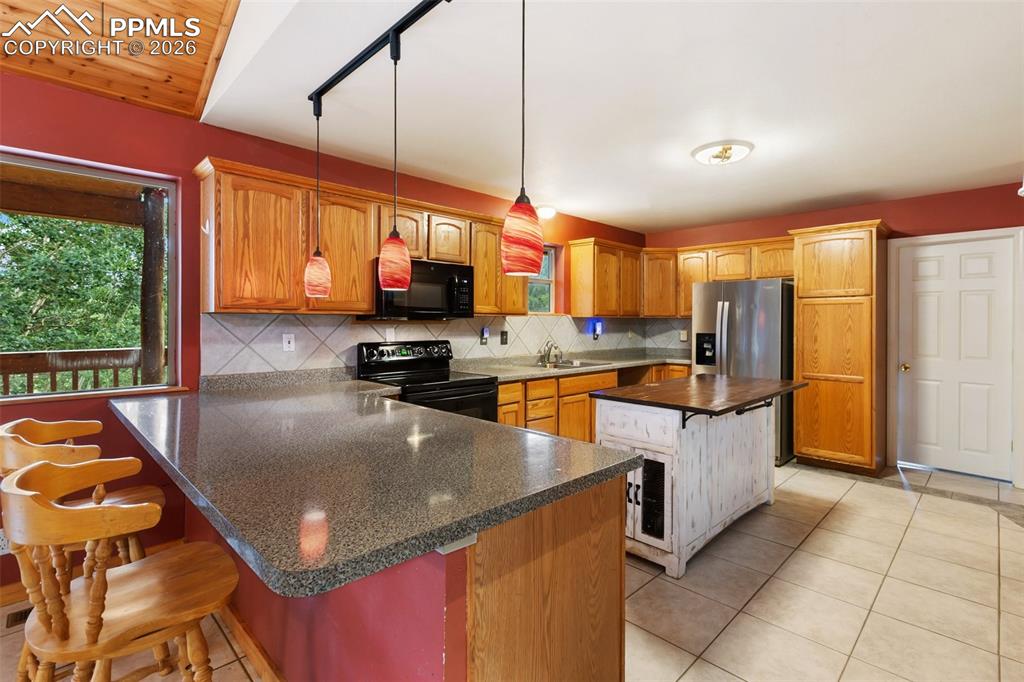 Image 10 of 47: Kitchen