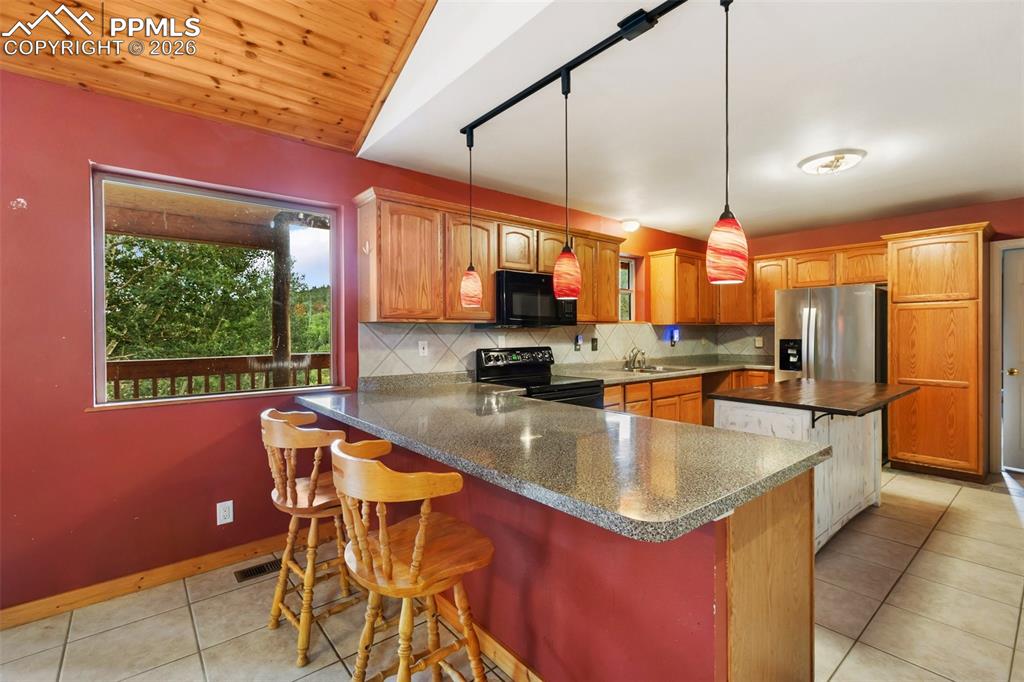 Image 11 of 47: Kitchen