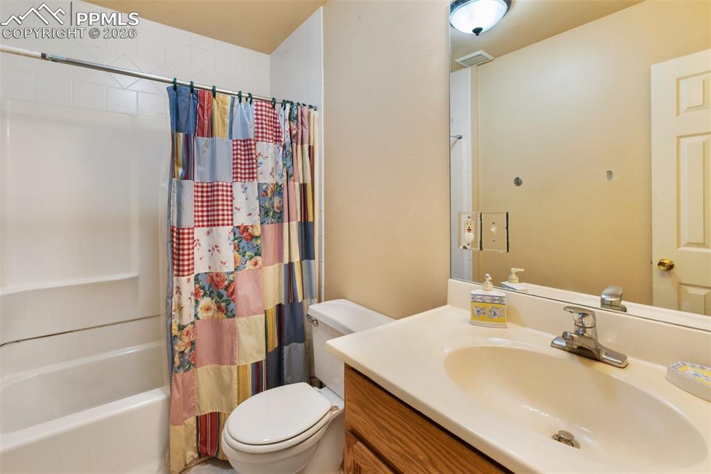 Image 22 of 47: Bathroom