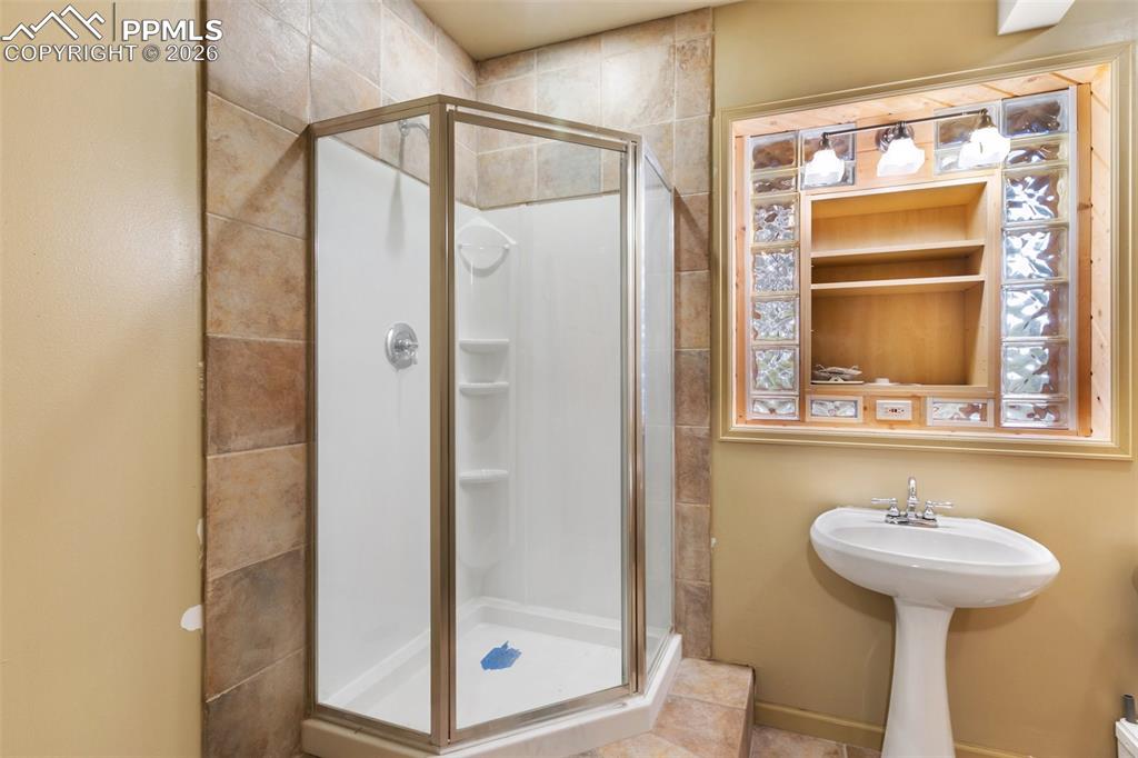 Image 24 of 47: Bathroom