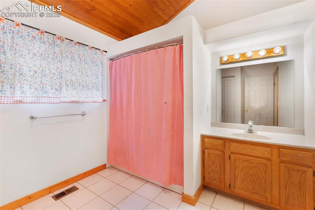 Image 25 of 47: Bathroom