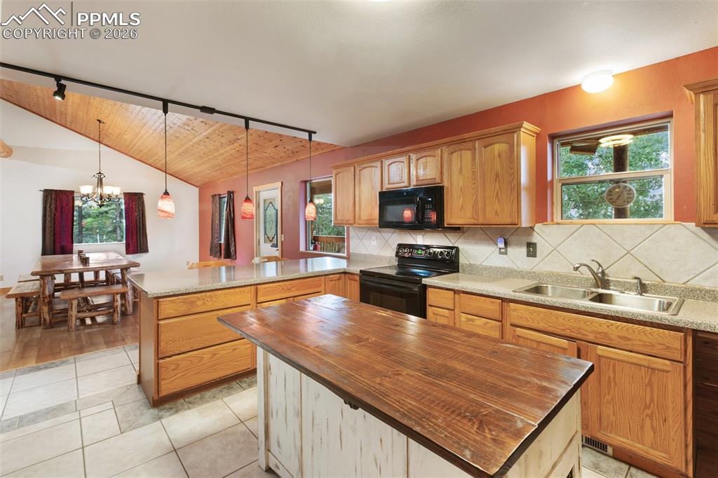 Image 9 of 47: Kitchen