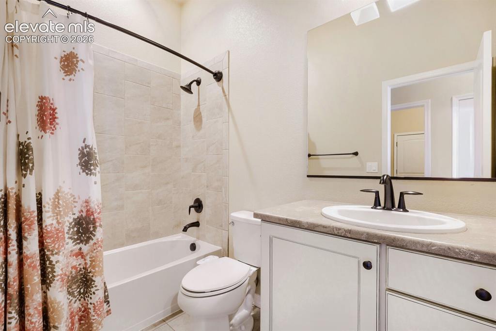 Image 14 of 17: Bathroom