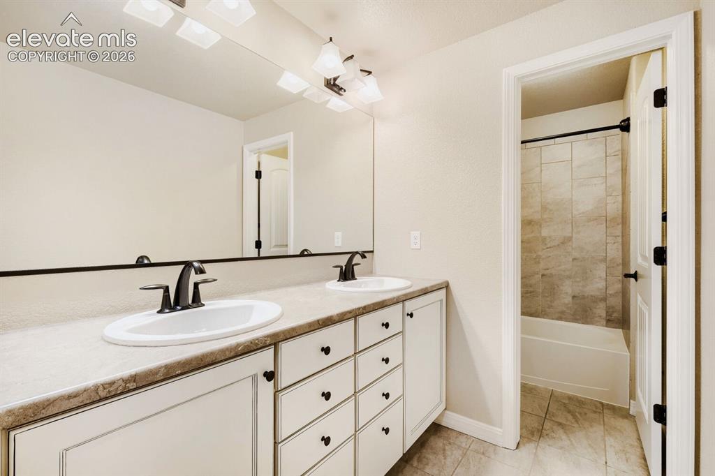 Image 16 of 17: Bathroom