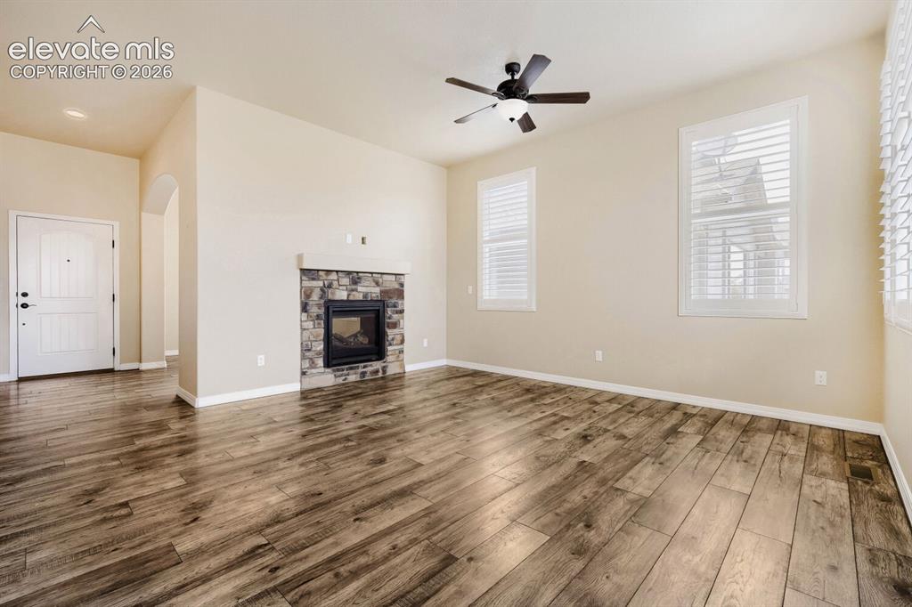 Image 4 of 17: Living Room