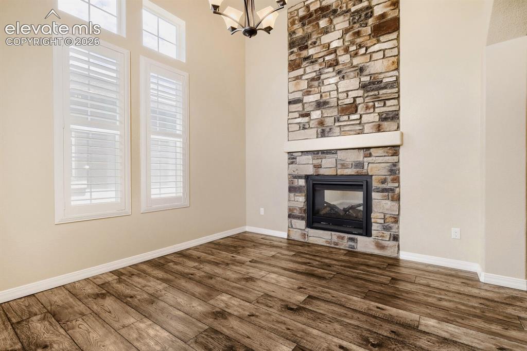 Image 5 of 17: Living Room