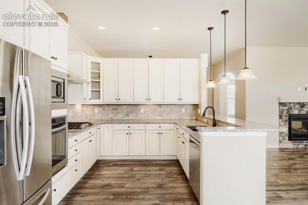Image 6 of 17: Kitchen
