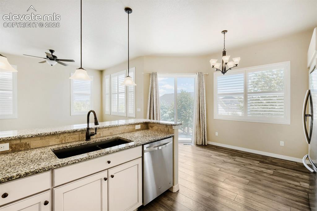 Image 7 of 17: Kitchen