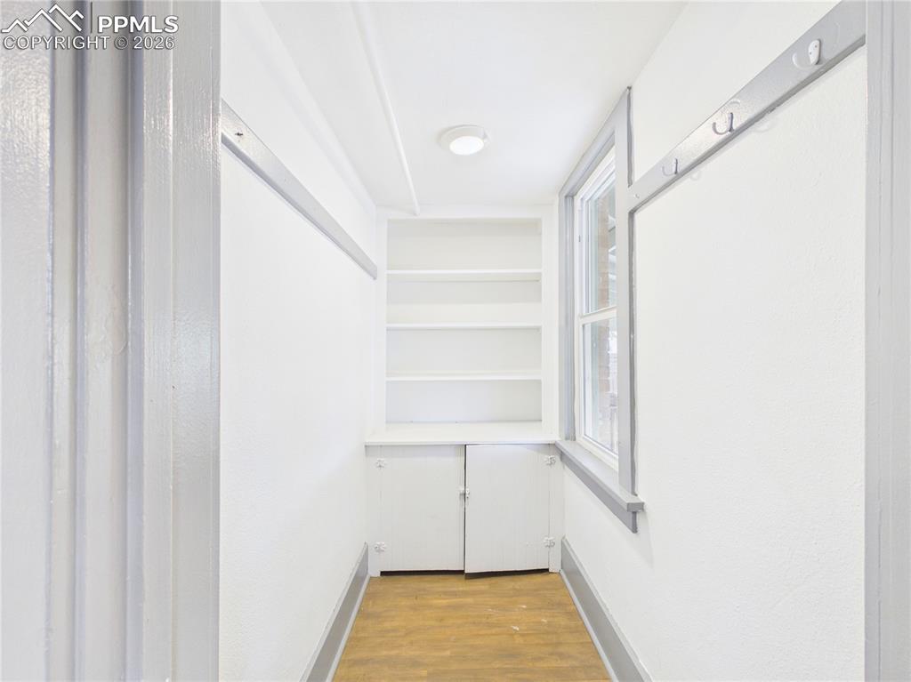 Image 19 of 39: Closet