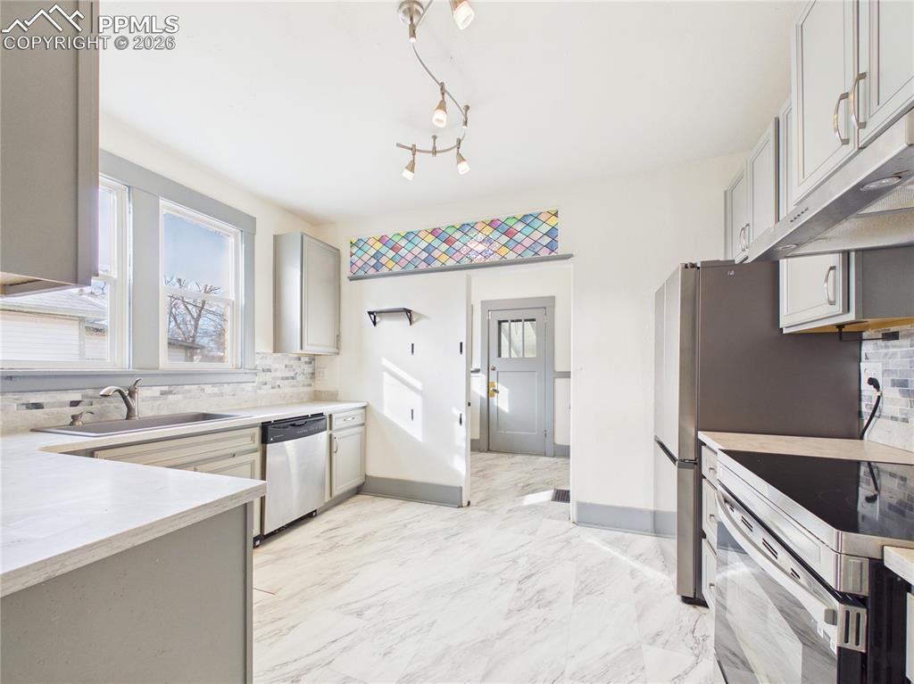 Image 9 of 39: Kitchen