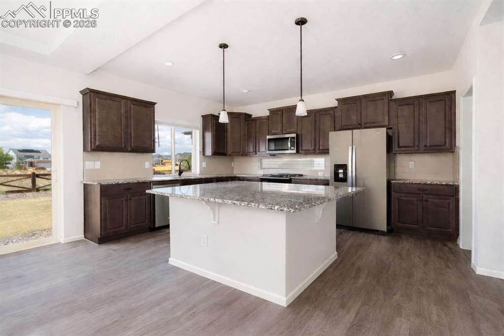 Image 10 of 50: Kitchen