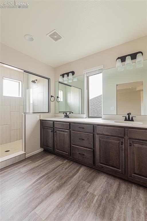 Image 20 of 50: Double Vanity/Spa Shower