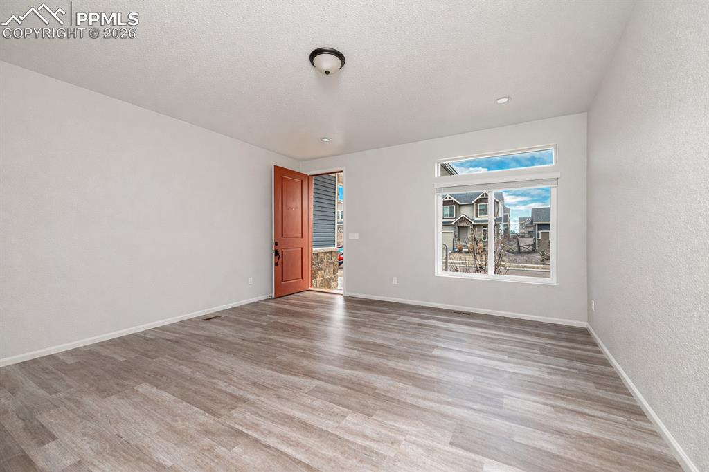 Image 4 of 50: Living Room