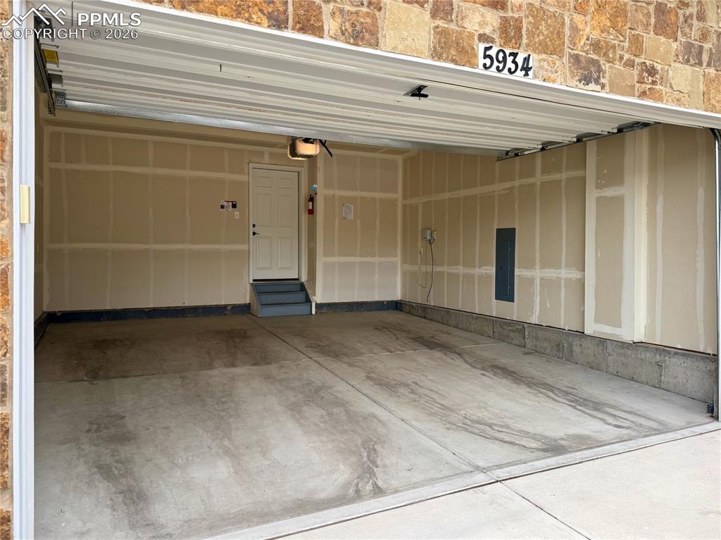 Image 44 of 50: Garage