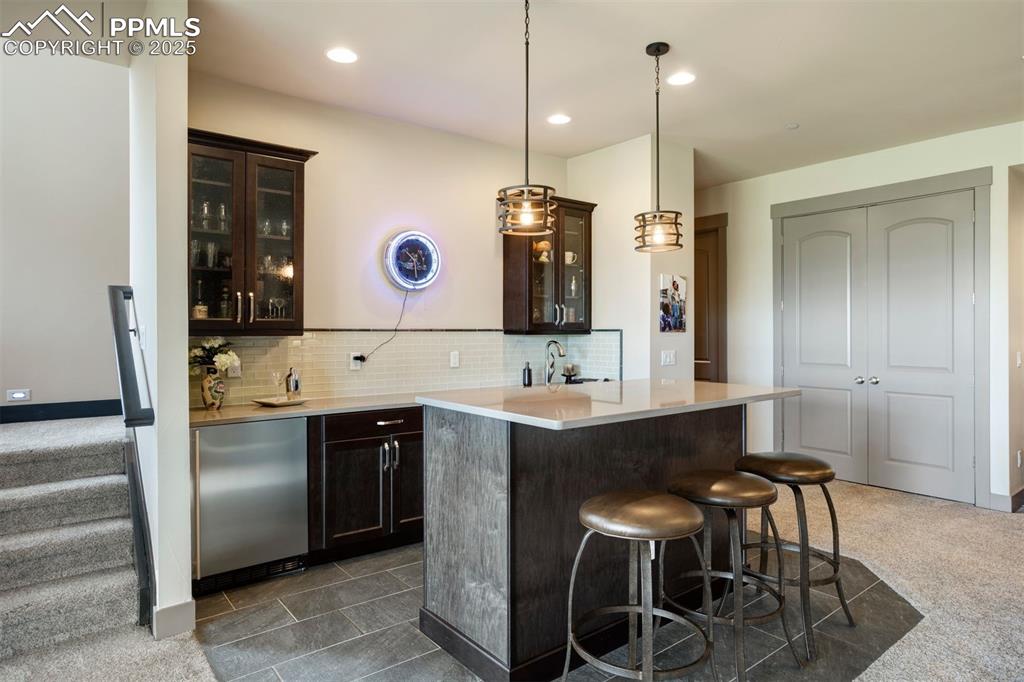 Image 18 of 31: Recreation room wet bar.