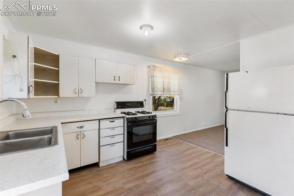 Image 10 of 36: Kitchen