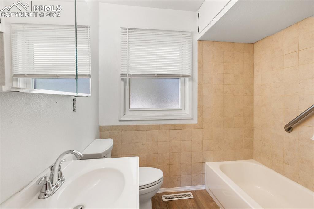 Image 12 of 36: Bathroom