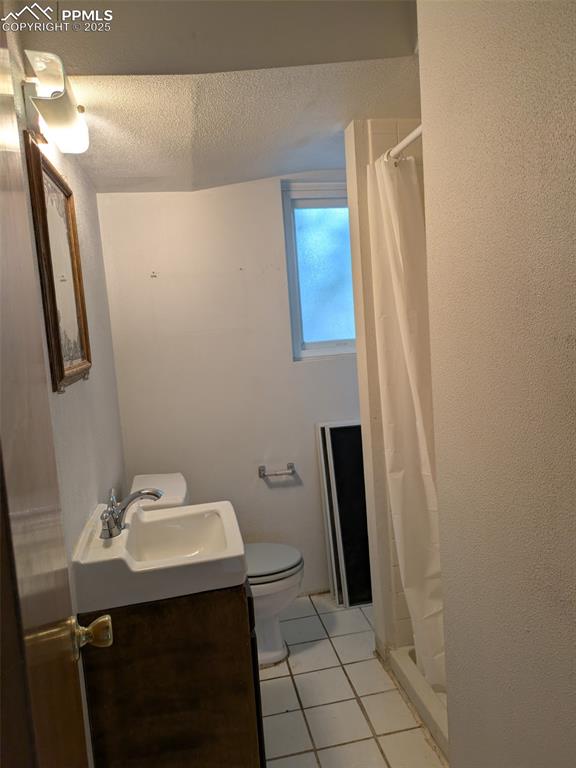 Image 24 of 36: Bathroom