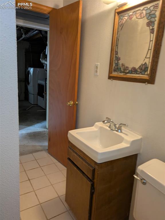 Image 25 of 36: Bathroom