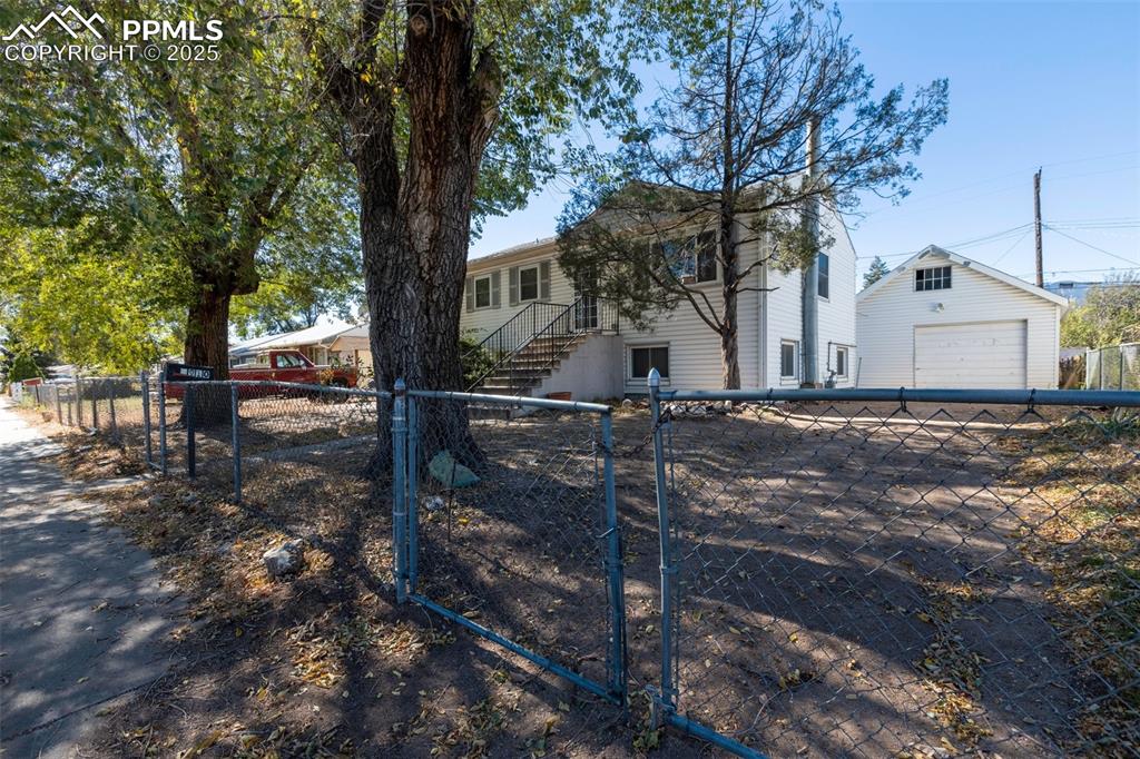 Image 3 of 36: Garage