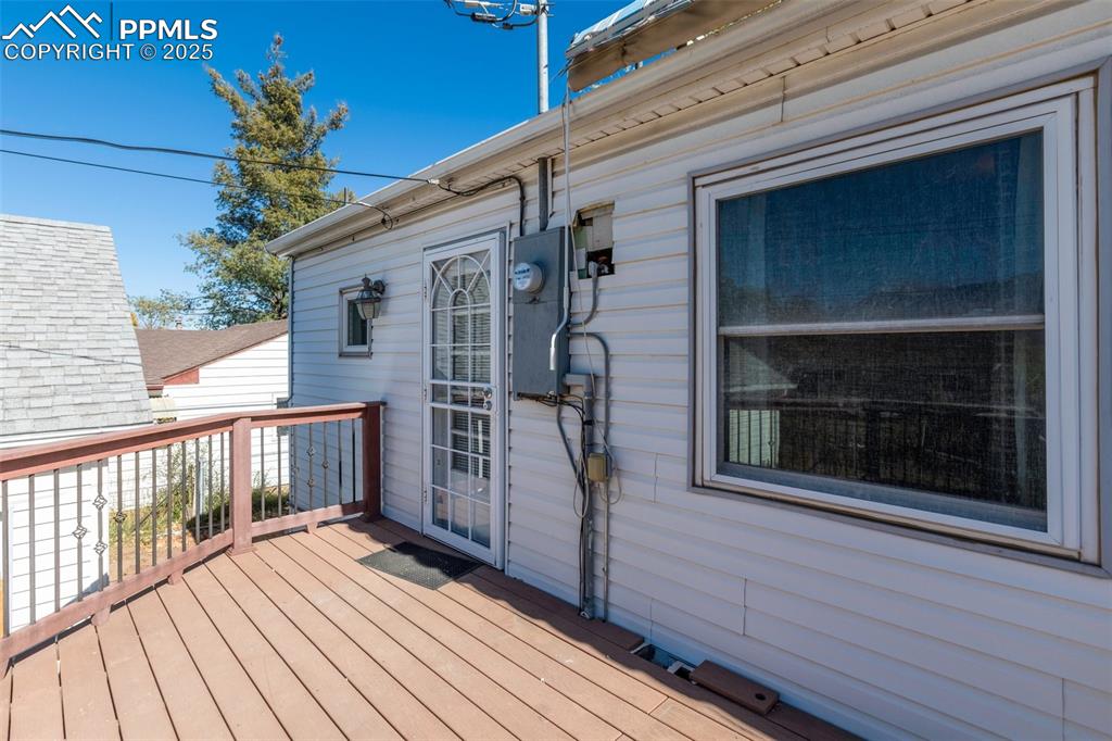 Image 32 of 36: Deck