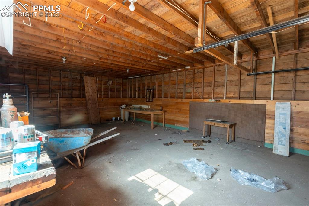 Image 33 of 36: Garage