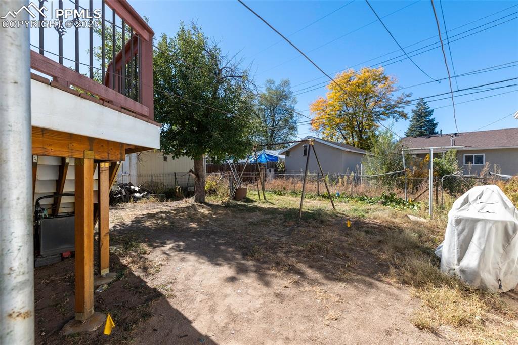 Image 34 of 36: Yard