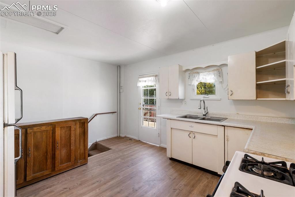 Image 9 of 36: Kitchen