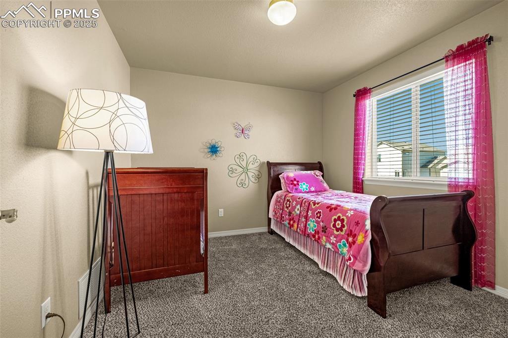 Image 25 of 36: Bedroom