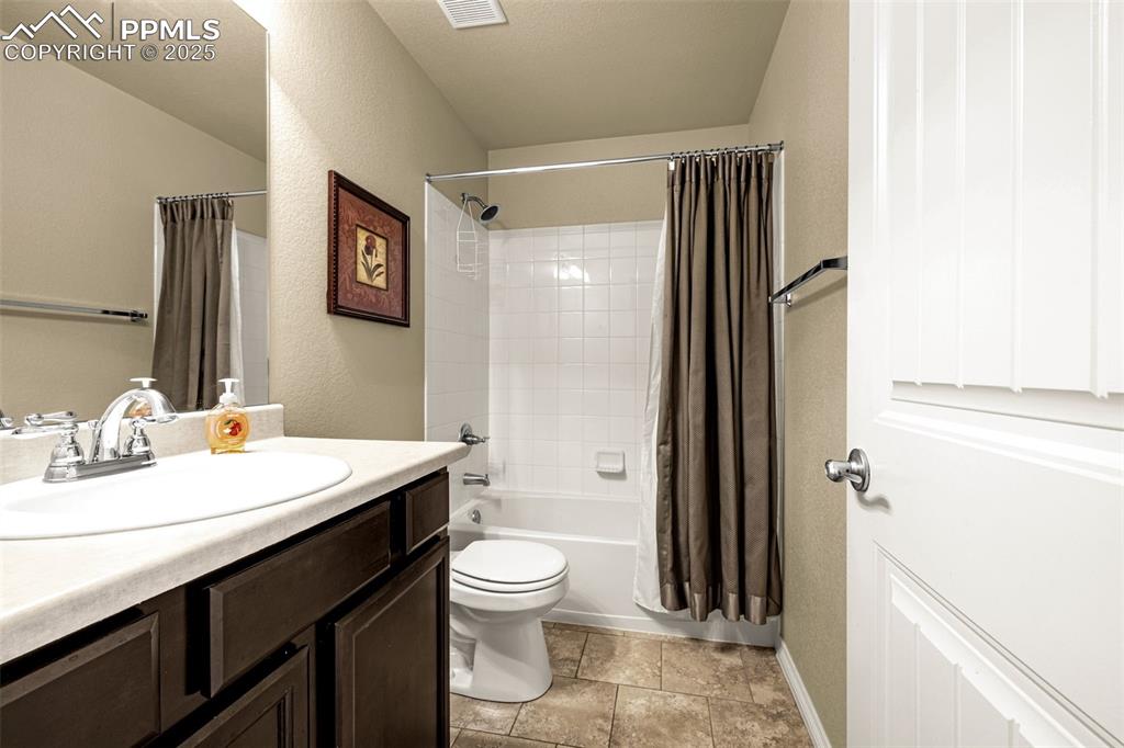 Image 27 of 36: Bathroom