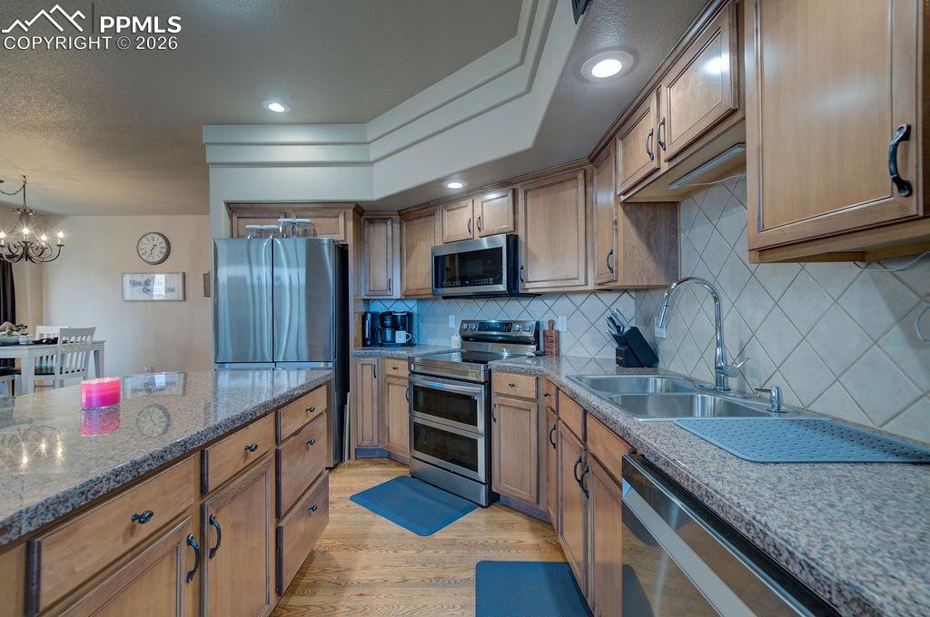 Image 15 of 37: Kitchen