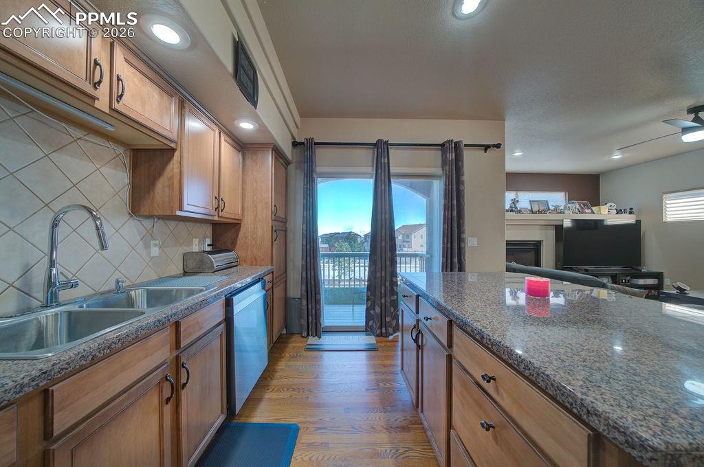 Image 17 of 37: Kitchen