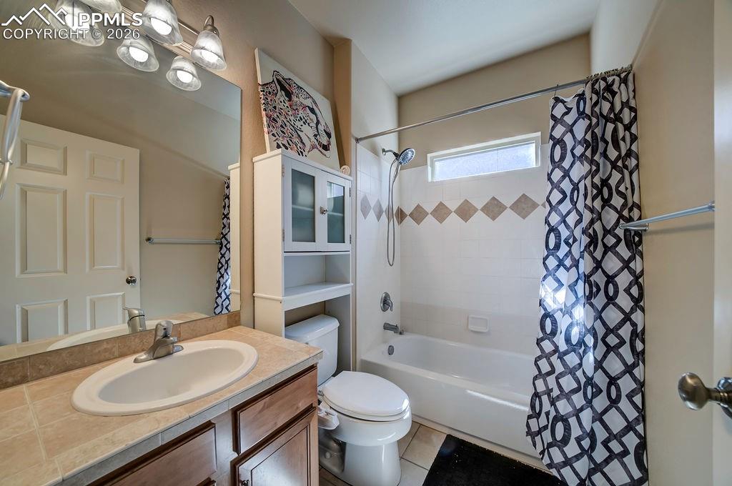 Image 19 of 37: Bathroom