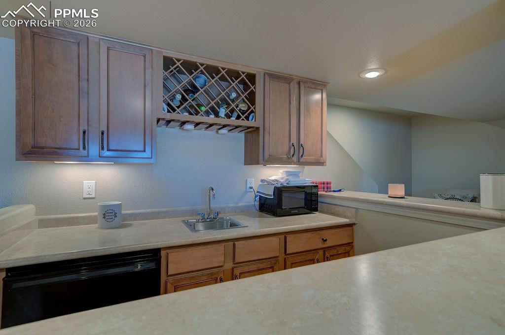 Image 32 of 37: Kitchen