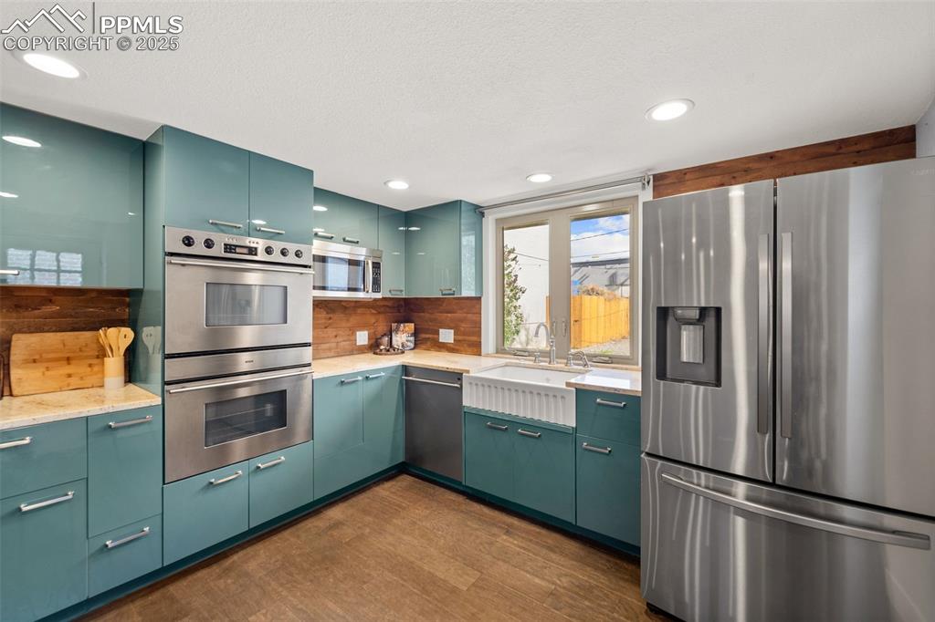 Image 10 of 30: Kitchen