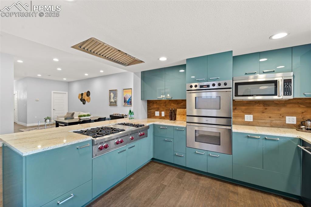 Image 11 of 30: Kitchen
