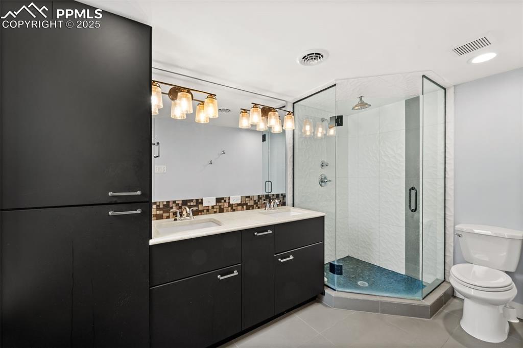 Image 15 of 30: Bathroom