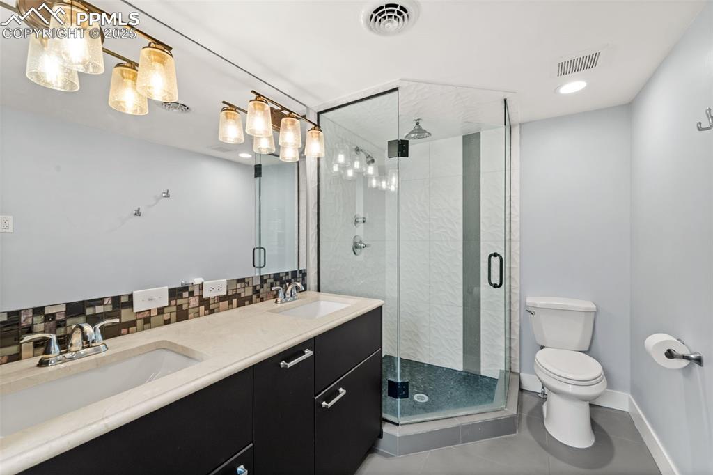 Image 16 of 30: Bathroom