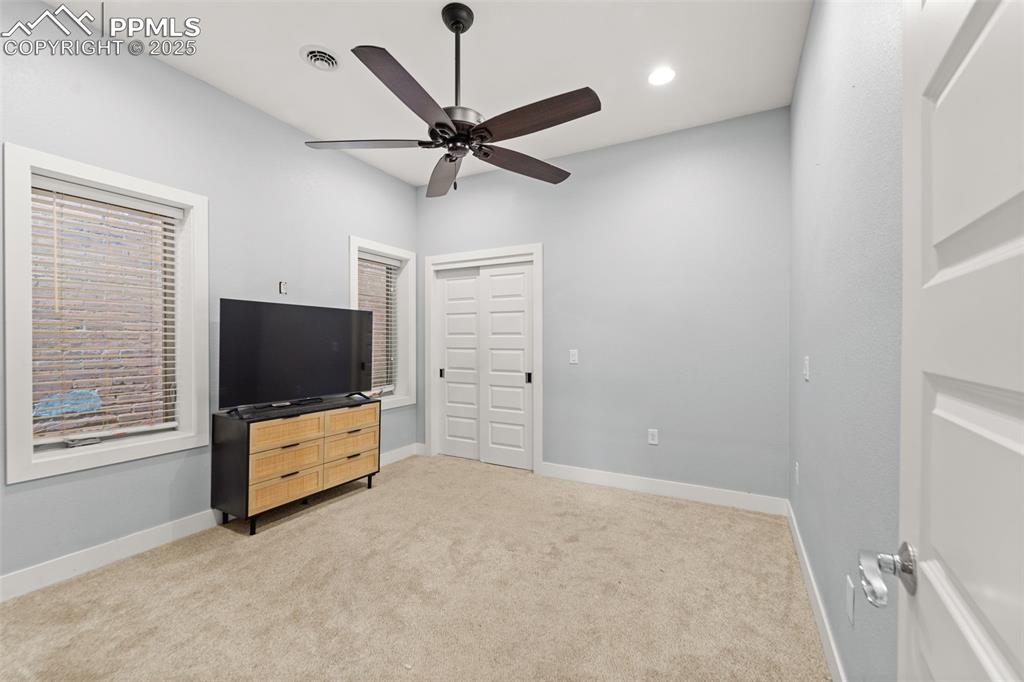 Image 18 of 30: Bedroom