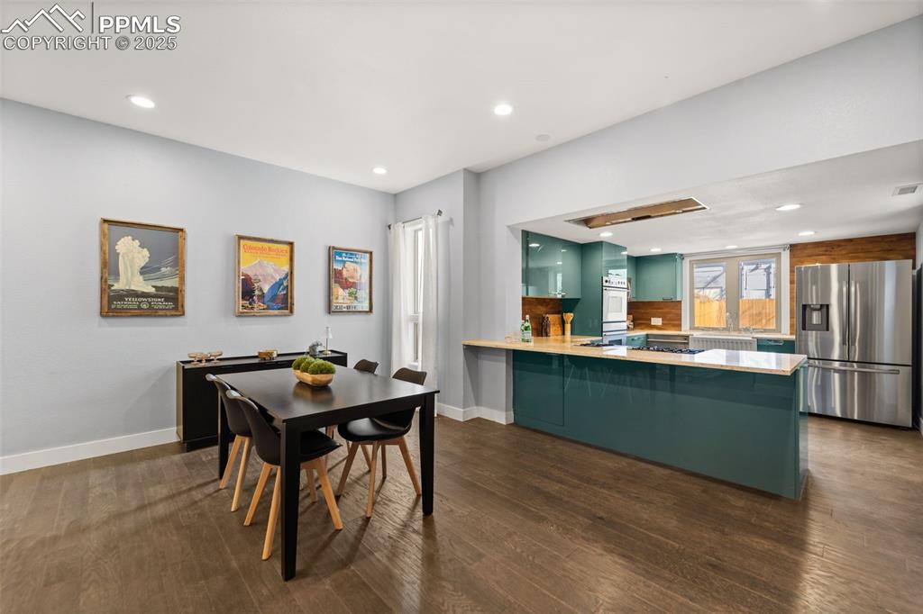 Image 5 of 30: Dining Area