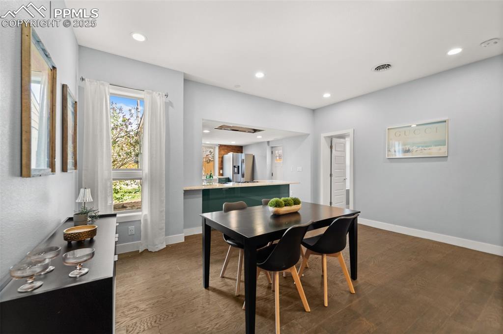 Image 7 of 30: Dining Area