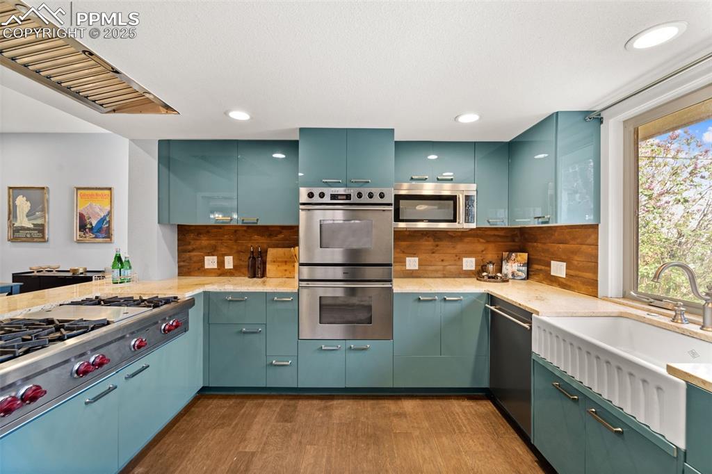 Image 9 of 30: Kitchen