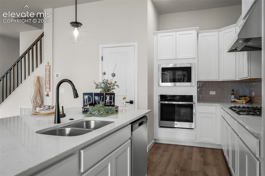 Image 7 of 33: Kitchen