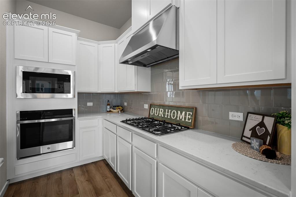 Image 8 of 33: Kitchen