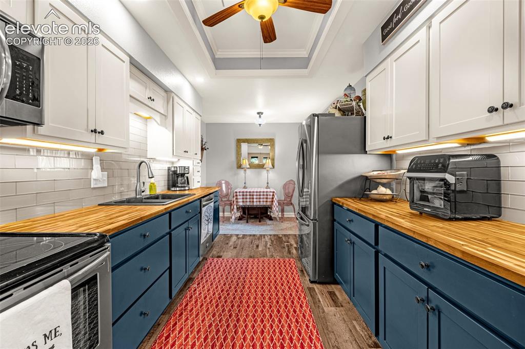 Image 11 of 47: Dining Area