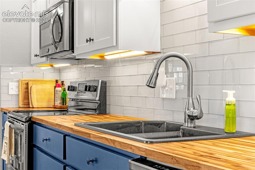 Image 14 of 47: Kitchen