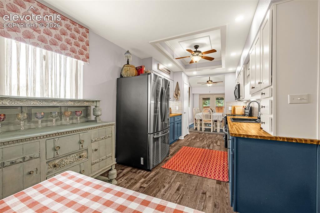 Image 16 of 47: Kitchen